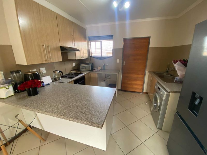 Charming 2-Bedroom Apartment in a Secure Complex - Photo 9