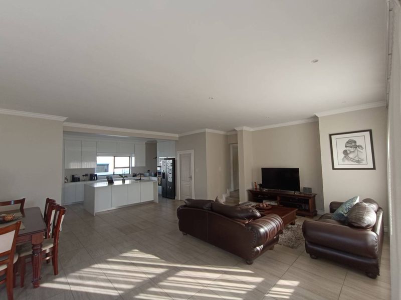 BLUE VALLEY GOLF ESTATE:  FAMILY HOME WITH 4 BEDROOMS ALL WITH EN-SUITE BATHROOMS - Photo 6