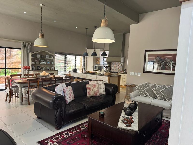 UPMARKET PROPERTY FOR SALE (only 5 units in the complex) - Photo 3