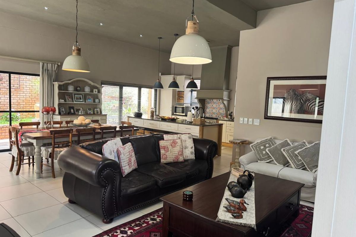 UPMARKET PROPERTY FOR SALE (only 5 units in the complex) - Photo 3