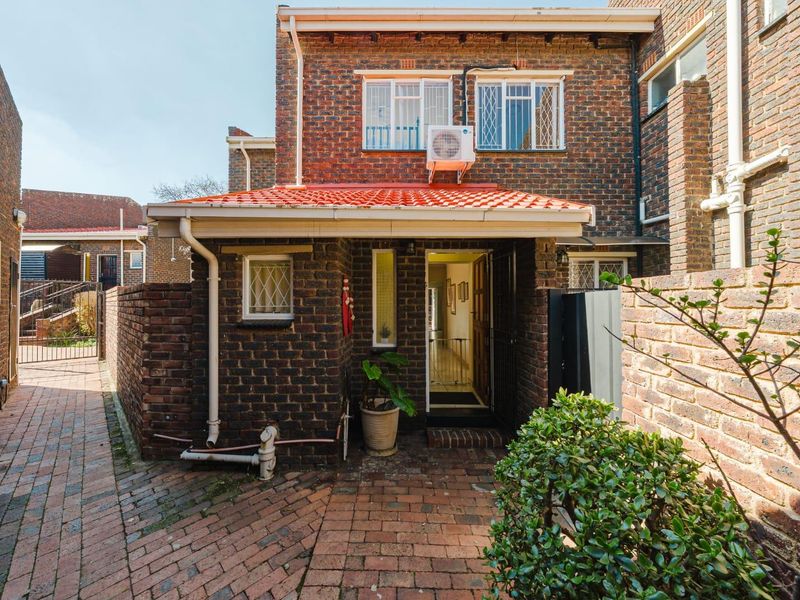 Facebrick Duplex Townhouse - Photo 1