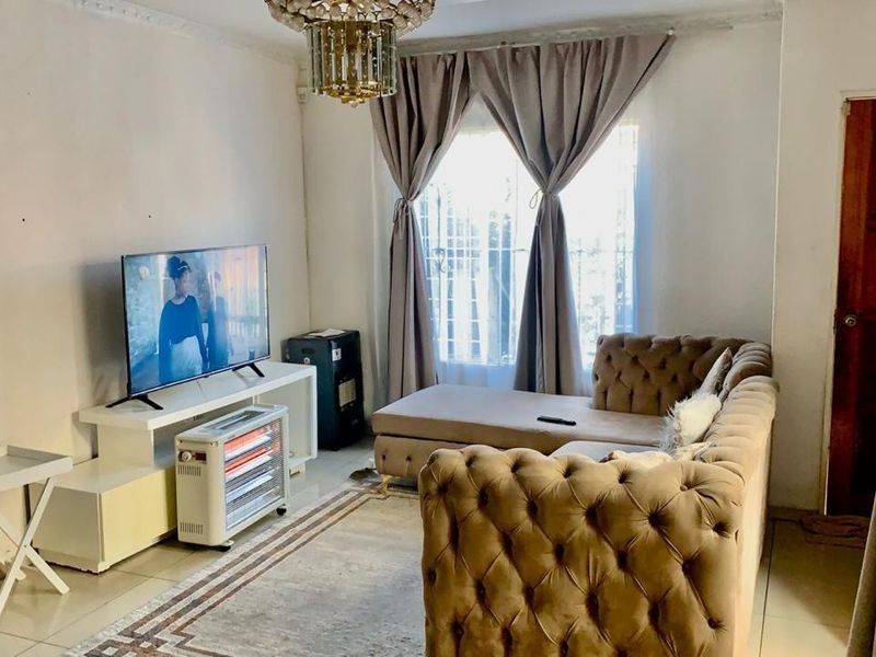 **Charming 3-Bedroom Home in Ormonde Complex**with outside room and toilet - Photo 2