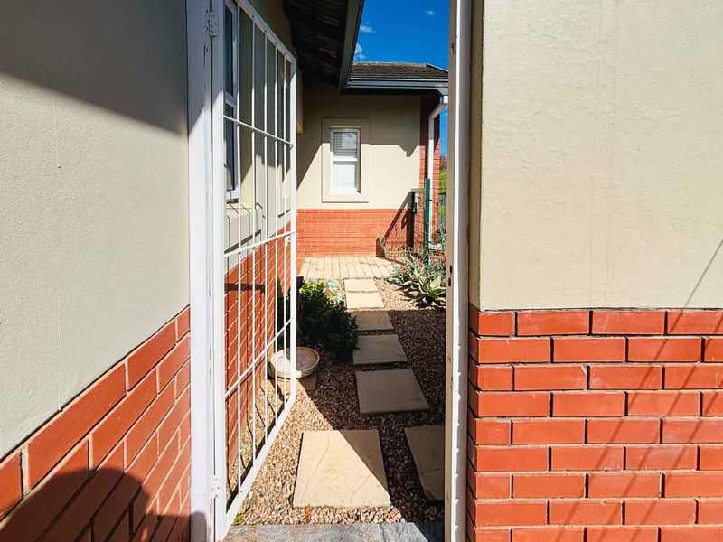 Modern semi-detached Townhouse in St Johns Village, Howick - Photo 6