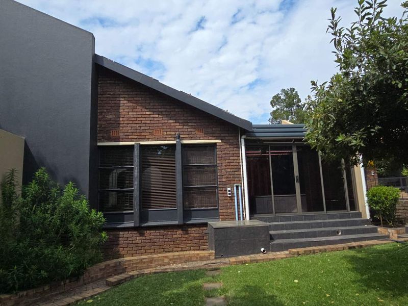 A lifestyle home designed around comfort, entertaining and income potential - Photo 8