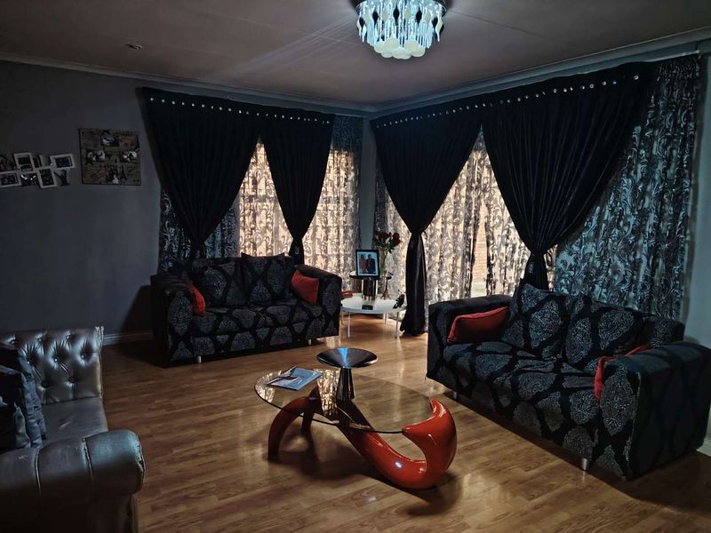 Stunning 4-Bedroom Townhouse in Secure Complex – Benoni Town - Photo 4