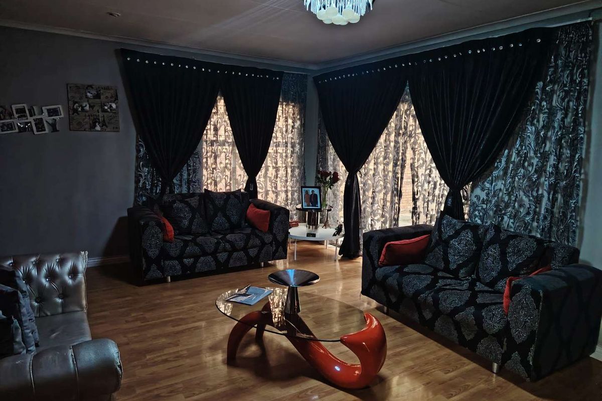 Stunning 4-Bedroom Townhouse in Secure Complex – Benoni Town - Photo 4