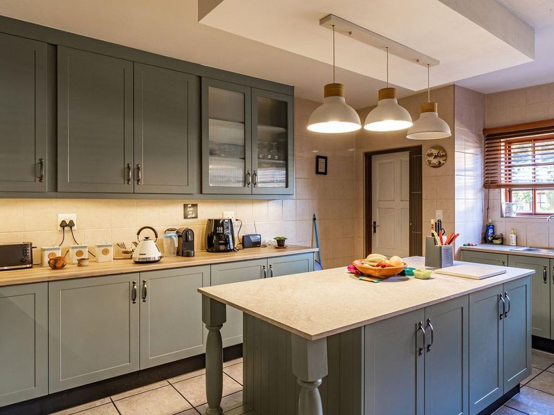 Newly Renovated 3 Bedroom Townhouse with Spacious Living Areas - Photo 10