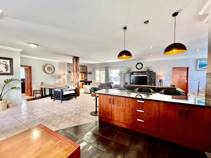 Spacious 5-Bedroom Family Home with En-Suite bathrooms & Exceptional Entertaining Areas - Photo 10