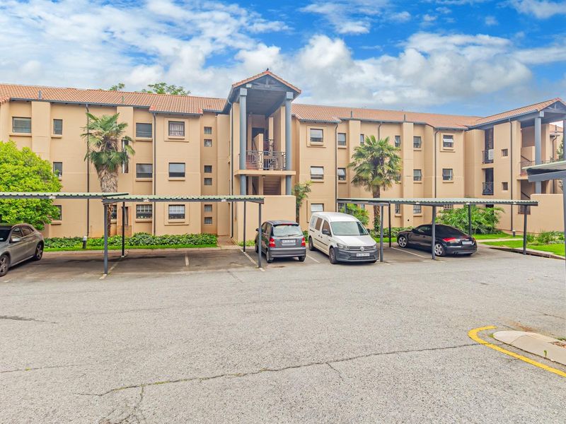 Spacious Two-Bedroom Apartment in a Secure Bryanston Estate - Photo 2