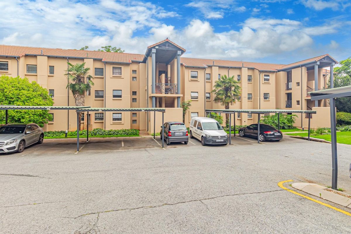 Spacious Two-Bedroom Apartment in a Secure Bryanston Estate - Photo 2