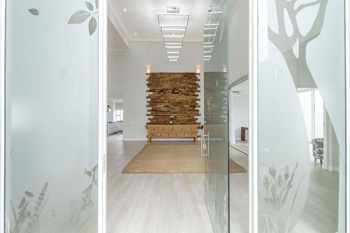 Sun-kissed country Estate family home - Photo 2