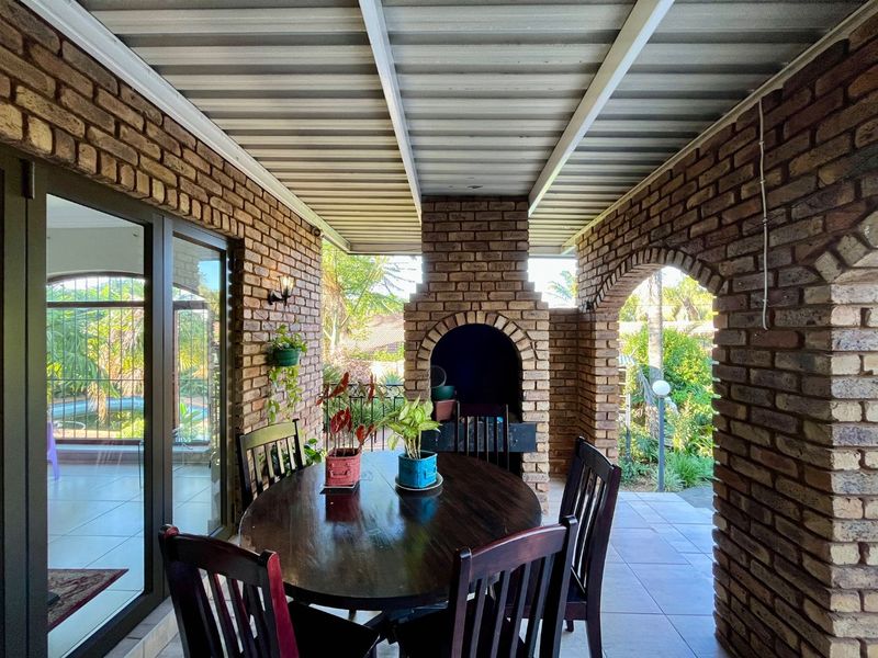 4 bedroom home with flatlet in boomed off area - Photo 9