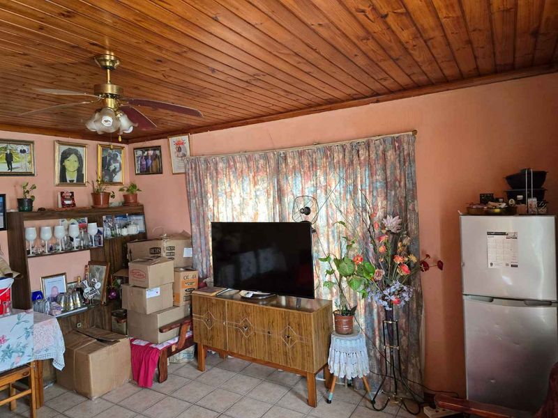 Charming 3-Bedroom Home with Spacious Yard - Photo 4