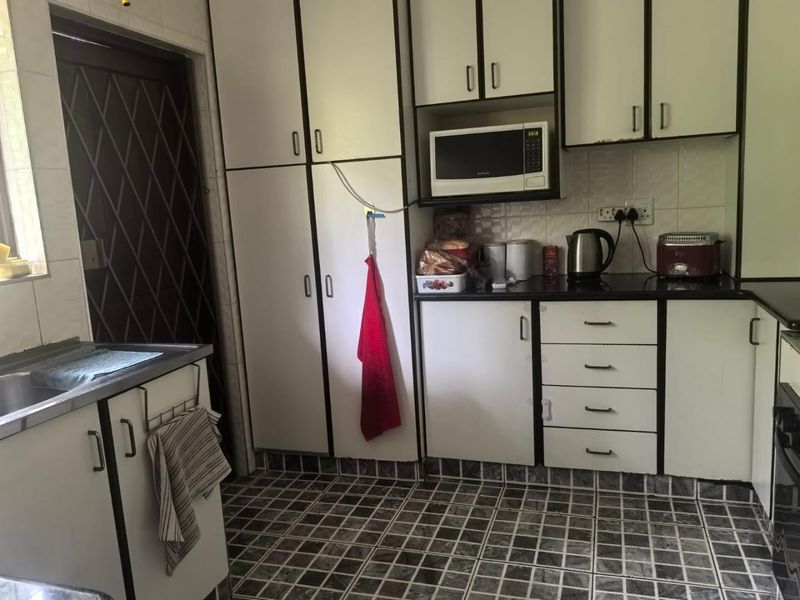 Spacious Escombe Home: 5 Beds, Big Yard, Ample Parking! - Photo 5