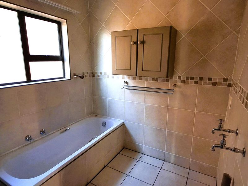 Small secure estate with full tittle properties - Photo 10