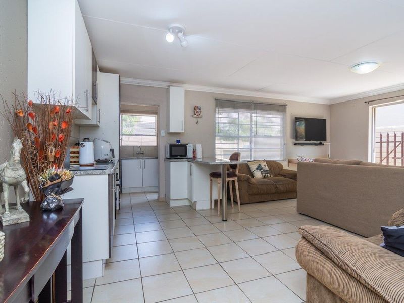 Spacious, Stylish, and Central: Your Greenhills Retreat - Photo 6