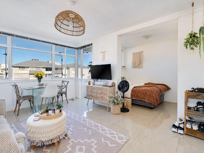 Light & Bright Studio with Ocean Views – Steps from the Promenade - Photo 6