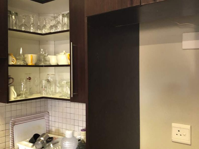 Quiet, well-built unit in dead-end street - Photo 8