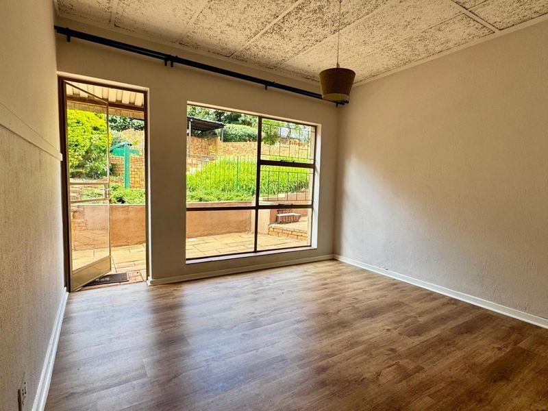 Spacious 4–6 Bedroom Family Home with Separate Office in Faerie Glen - Photo 9