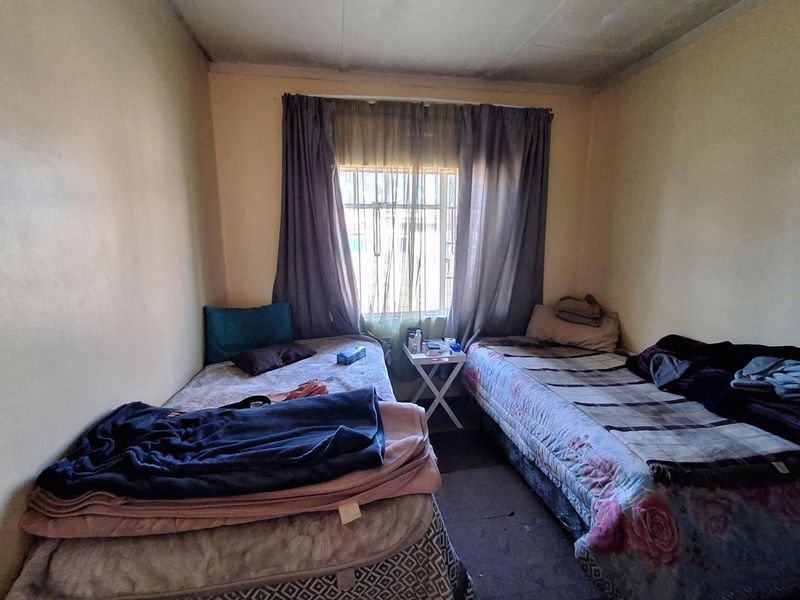 3-Bedroom Home with Garage, Storeroom, Carport & Spacious Backyard - Photo 10