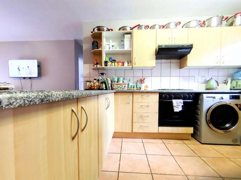 Lovely Ground Floor Unit Now Available For Sale in Malachite Mews. - Photo 10