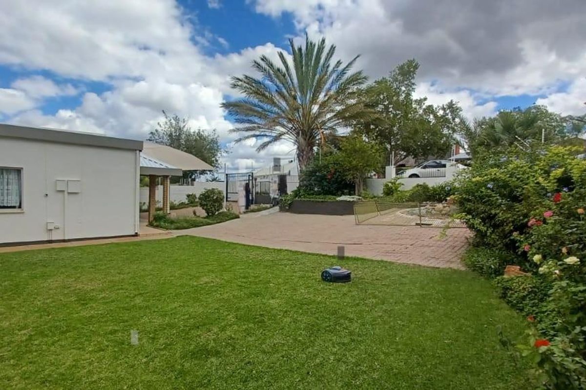 OLYMPIA - Versatile Family Home with Flat & Indoor Pool N$4 990 000 - Photo 2