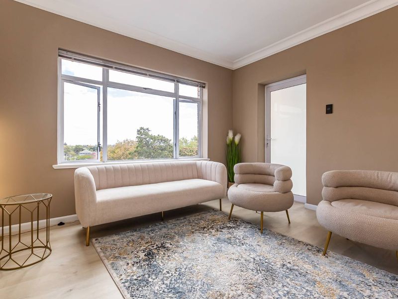 Stunning, newly renovated north-facing apartment offering modern luxury and exceptional natural light - Photo 3