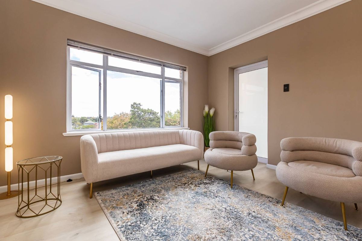 Stunning, newly renovated north-facing apartment offering modern luxury and exceptional natural light - Photo 3