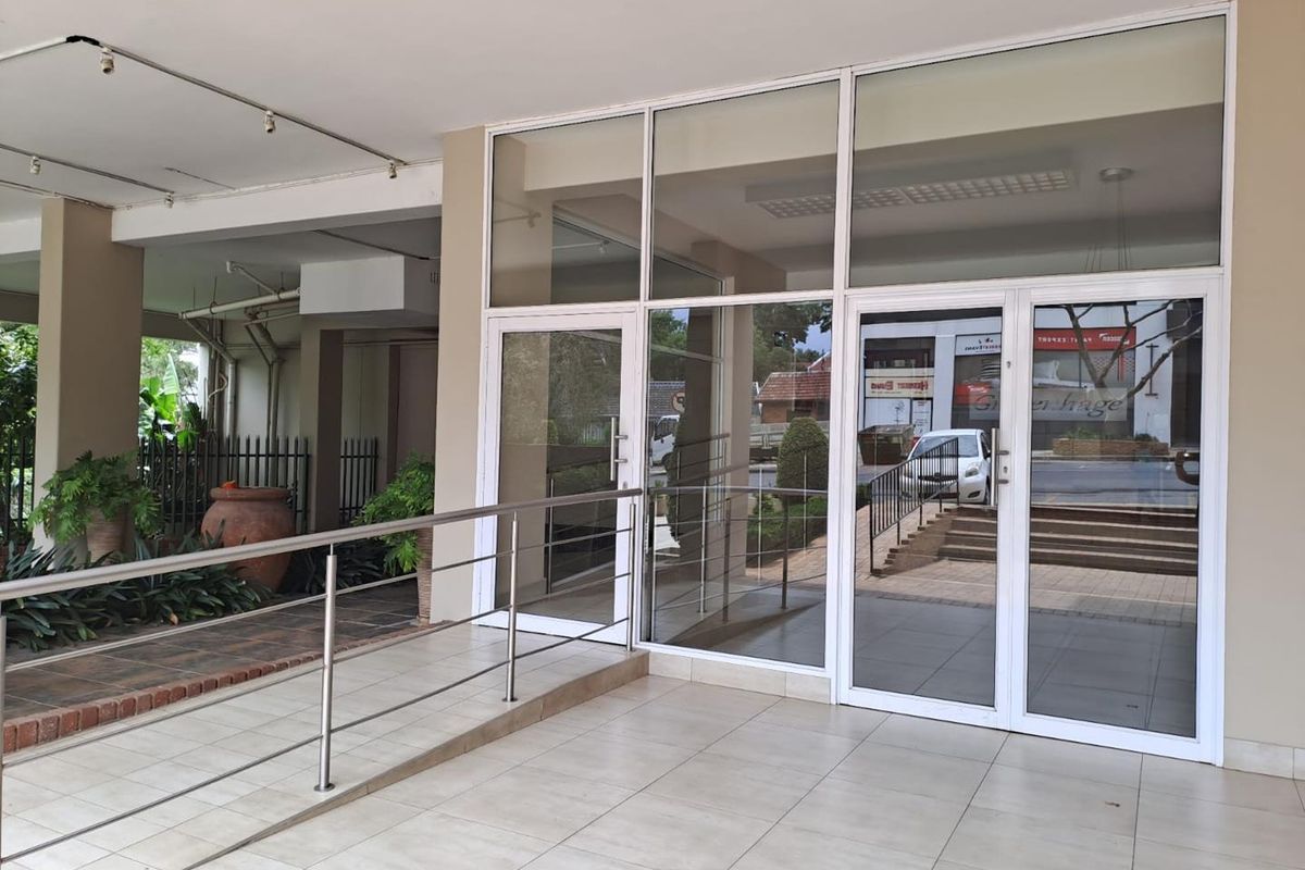 A MAGNIFICENT THREE BEDROOM APARTMENT - Photo 2