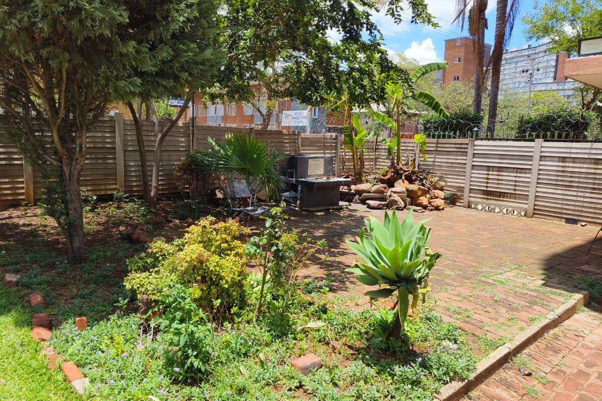 A newly renovated 3 bedroom apartment is now for sale in Sunnyside. - Photo 5