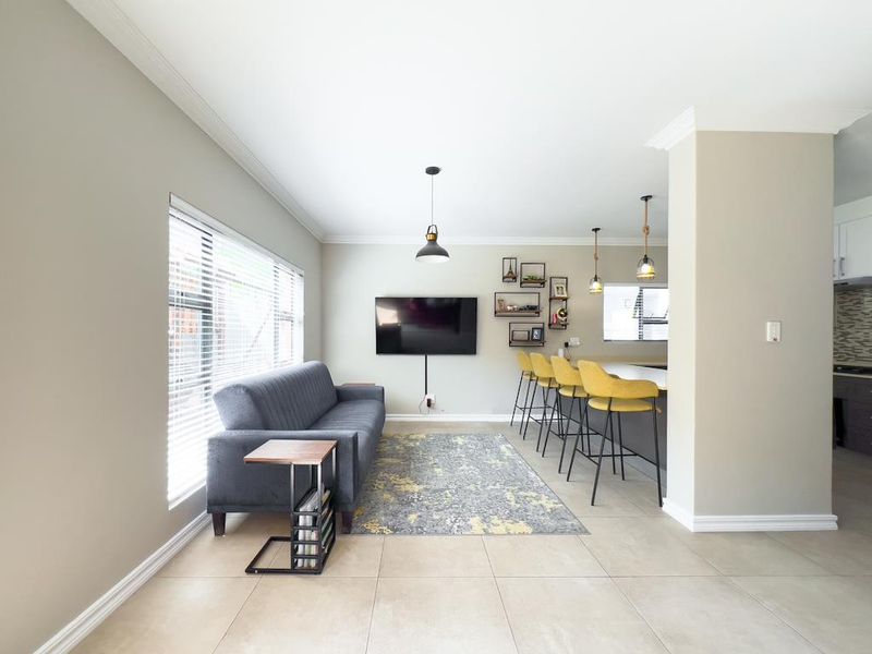 Modern corner stand luxury! - Photo 8