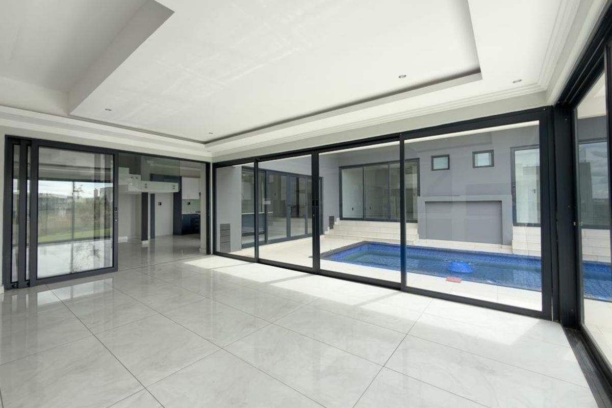 Expansive Living with Stunning Views in a Prime Estate Location - Photo 2
