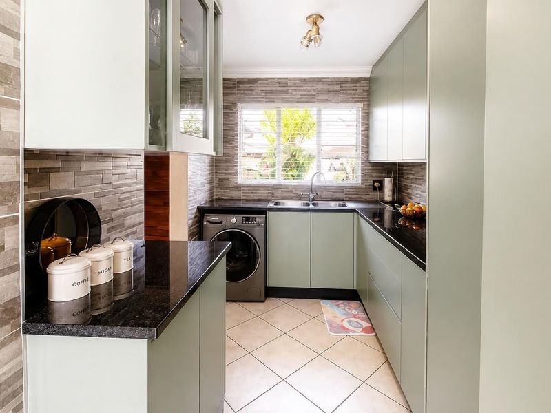 Townhouse For Sale in Glenvista, Johannesburg - Photo 7