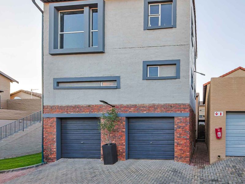 Charming & Secure Estate Living in Bronberg - Photo 4