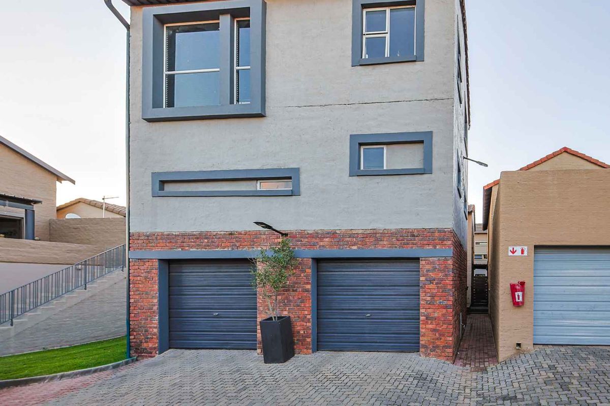 Charming & Secure Estate Living in Bronberg - Photo 4