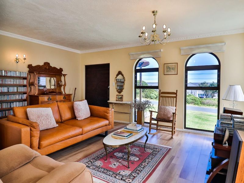 Four bedroom home in De Kelders - Sea views - Photo 4