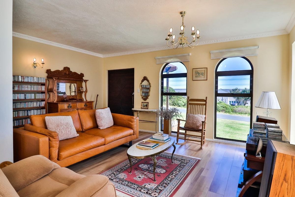 Four bedroom home in De Kelders - Sea views - Photo 4