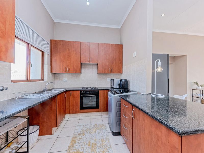 Enjoy Fresh Air And  Views From Your Balcony - No Transfer Costs - Photo 7