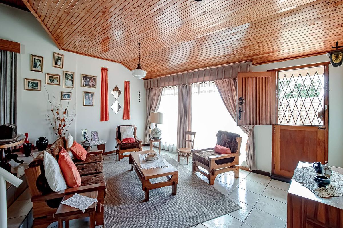 Well, cared for family home. - Photo 2