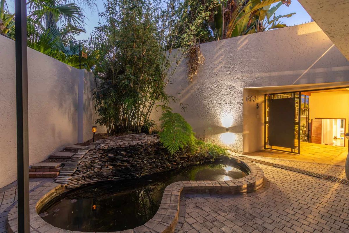 Exceptional 5 Bed Family Home in Hurlingham Manor - Photo 2