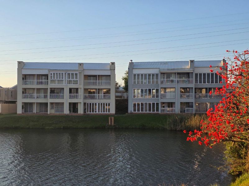 Rare Find – Ground Floor Apartment with Direct Lake Access Waterclub, Leisure Bay Estate - Photo 10