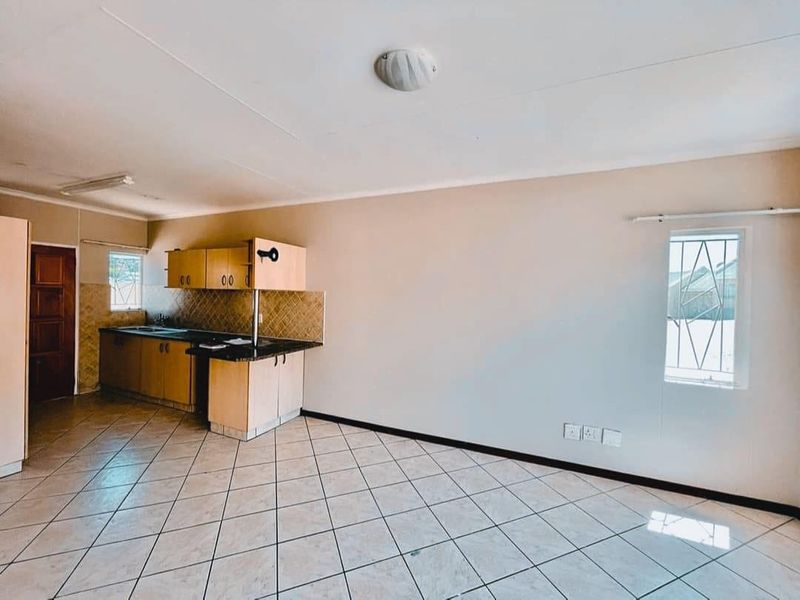 Cosy & Well maintained Townhouse - Photo 2