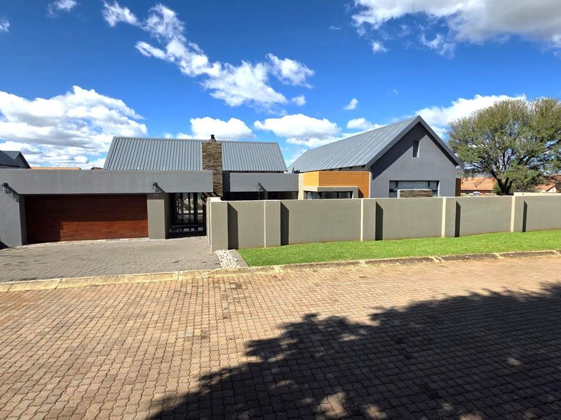 Modern 4 Bedroom Family Home in Leloko Lifestyle Estate - Photo 1