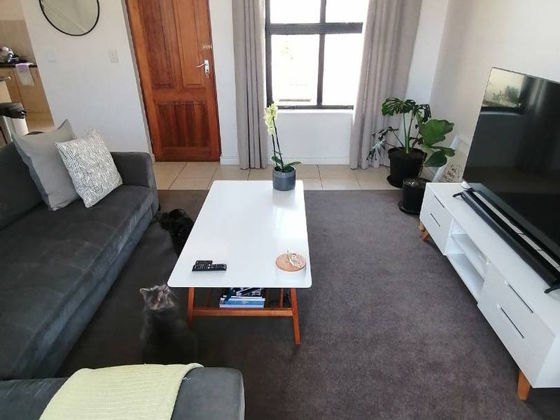 Unfurnished Two-Bedroom Townhouse with Courtyard and Garage in Sought-After Royal Ascot - Photo 6