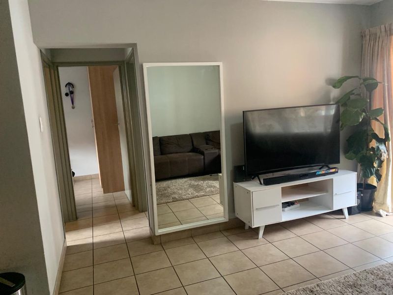 Prime Location Living: 2-Bedroom with Top Amenities - Photo 6