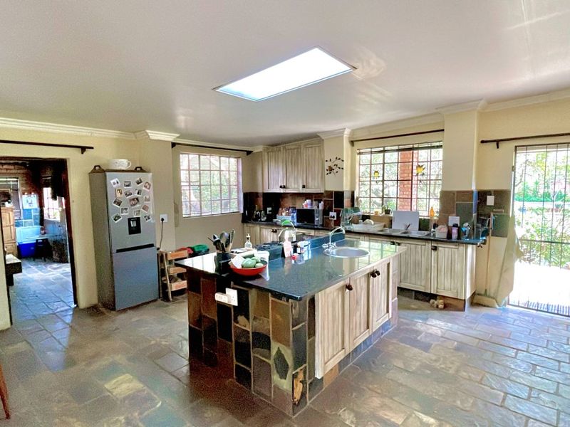 ***7ha Bushveld Property with Equestrian Facilities, Storerooms & Borehole – Kameeldrift West*** - Photo 2