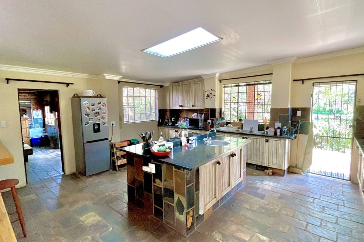 ***7ha Bushveld Property with Equestrian Facilities, Storerooms & Borehole – Kameeldrift West*** - Photo 2