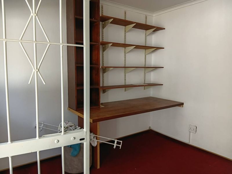 Olympia - Spacious 4 bedroom home to let with huge yard. - Photo 10