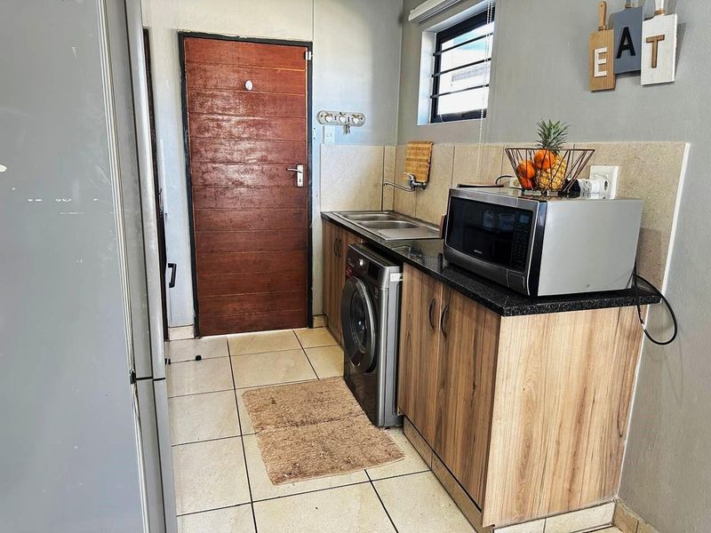 COZY 3 BED IN LEOPARD'S REST ESTATE.. - Photo 3