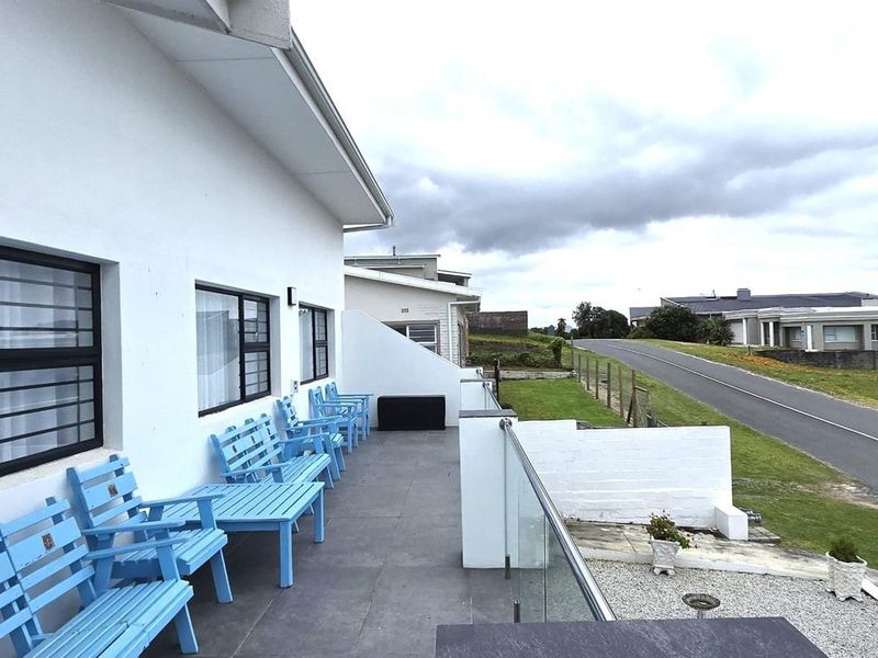 Luxury Franskraal home 100 metres from shoreline, offering turnkey living, secure garages, solar power, and sea views. - Photo 4